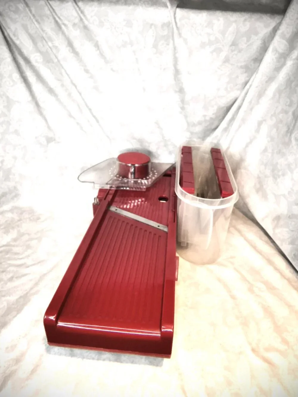 Red KitchenAid mandoline slicer - Dishwasher safe - Adjustable thickness